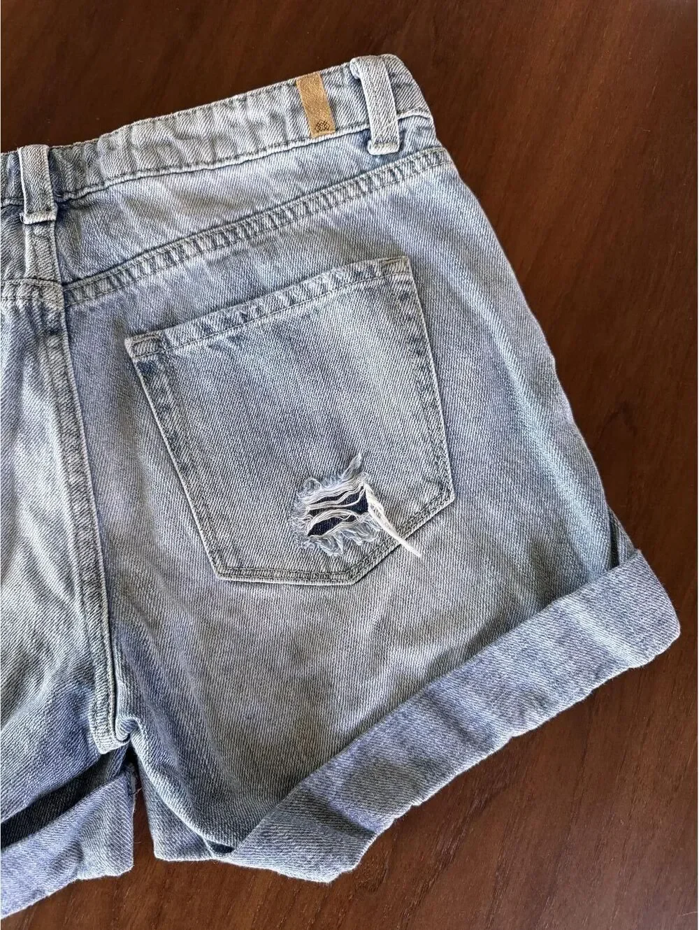 Susina Distressed Boyfriend Jean Shorts Size 25 Light Wash Rolled Cuff